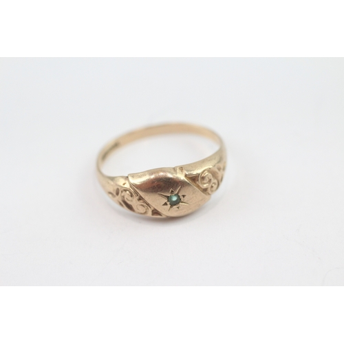 31 - 9ct gold emerald gypsy ring (2.1g) Size P 1/2