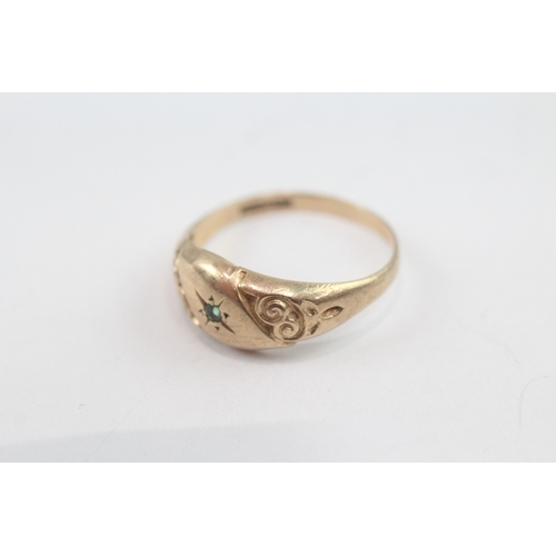 31 - 9ct gold emerald gypsy ring (2.1g) Size P 1/2