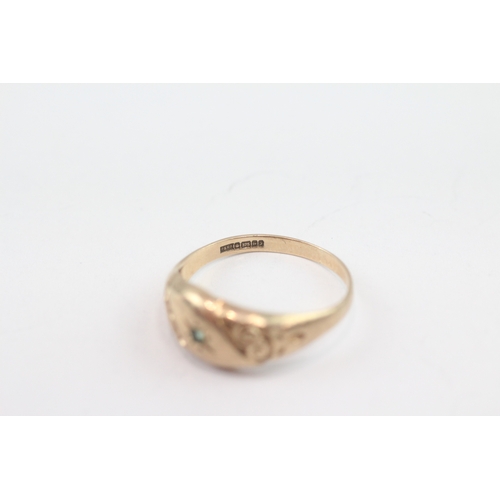 31 - 9ct gold emerald gypsy ring (2.1g) Size P 1/2