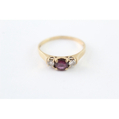 44 - 9ct gold ruby & diamond trilogy ring (1.8g) Size P 1/2