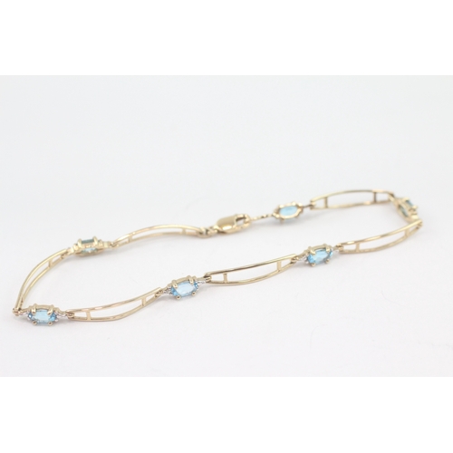 50 - 9ct gold blue topaz link bracelet (3.1g)