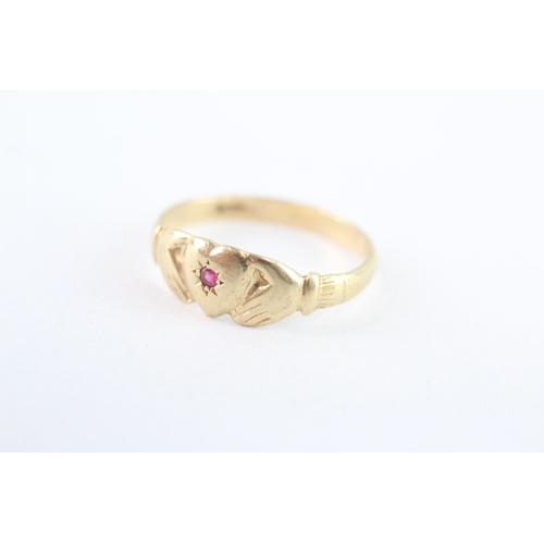 51 - 9ct gold ruby claddah ring (2g) Size P