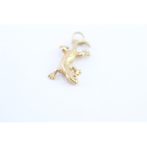 54 - 9ct gold gecko charm (2g)