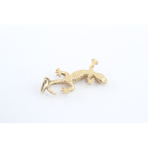 54 - 9ct gold gecko charm (2g)