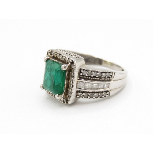 5 - 9ct white gold diamond and emerald ring AF: stone chipped with surface reaching fractures (4g) Size ... 