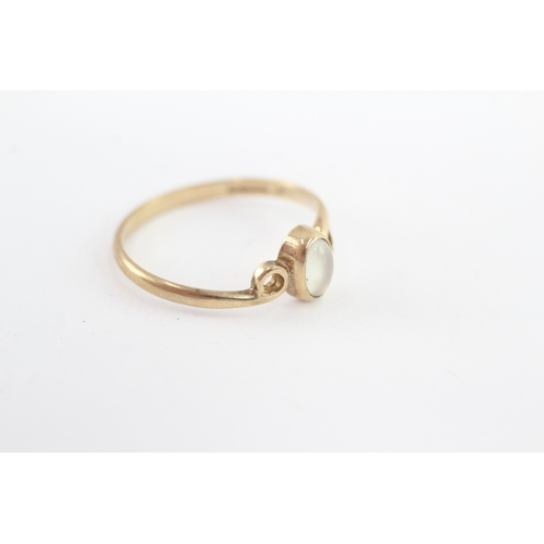 34 - 9ct gold moonstone ring (1.5g) Size Q