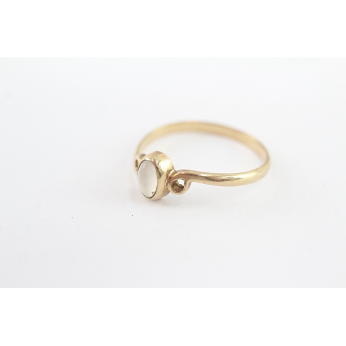 34 - 9ct gold moonstone ring (1.5g) Size Q