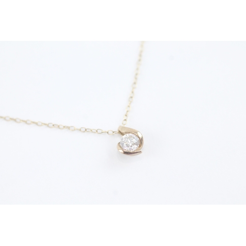17 - 9ct gold diamond appox 0.22 ct (3.8mm) single stone twist pendant on chain (1g)