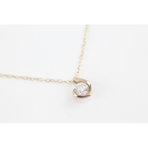 17 - 9ct gold diamond appox 0.22 ct (3.8mm) single stone twist pendant on chain (1g)
