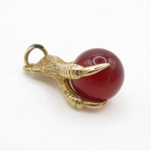 113 - 9ct gold carnelian claw charm (2.5g)