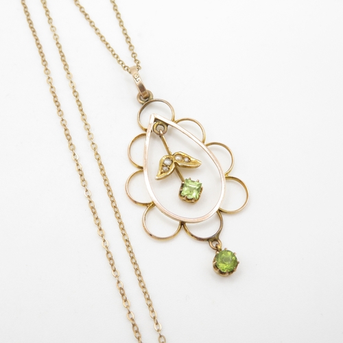 116 - 9ct gold peridot and seed pearl drop pendant on chain (2.6g)