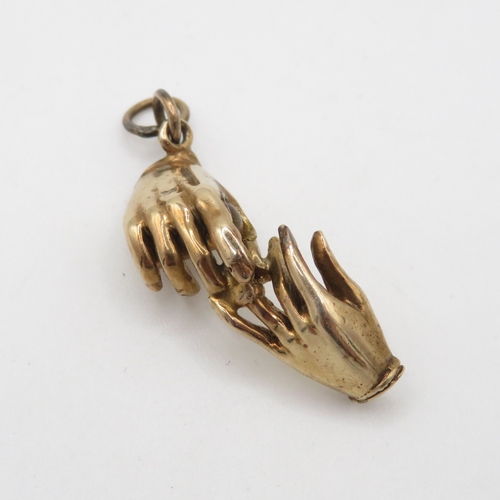 70 - 9ct gold engagement hands charm (4.6g)
