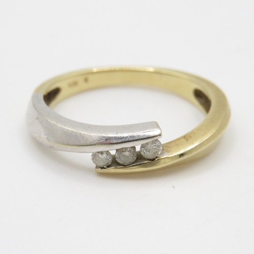 93 - 9ct gold diamond three stone ring (2.7g)