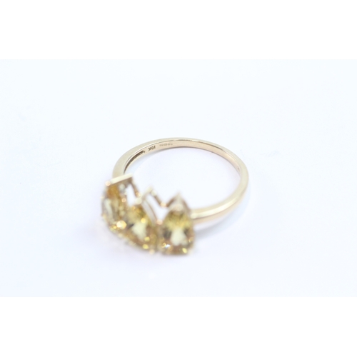 106 - 9ct gold pear cut citrine trilogy ring (2.2g) Size O