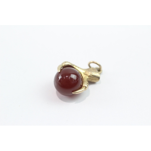 113 - 9ct gold carnelian claw charm (2.5g)