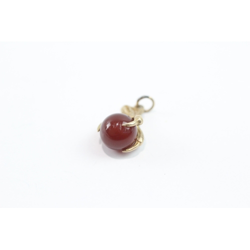 113 - 9ct gold carnelian claw charm (2.5g)