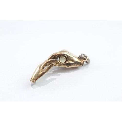 70 - 9ct gold engagement hands charm (4.6g)