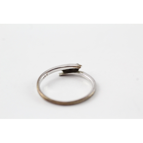 75 - 9ct white gold diamond three stone ring (1.4g) Size M