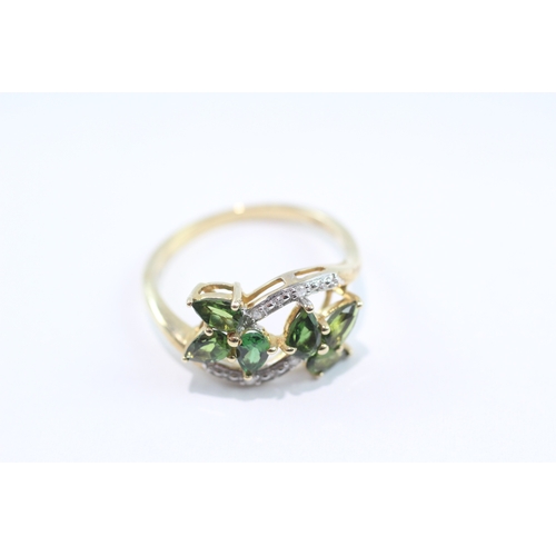 96 - 9ct gold diamond and diopside cluster twist ring (2.6g) Size P