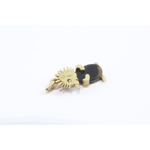 98 - 9ct gold black stone hedgehog pendant (2.2g)