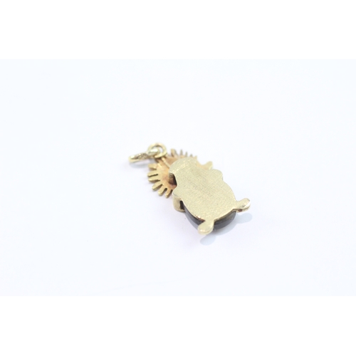 98 - 9ct gold black stone hedgehog pendant (2.2g)