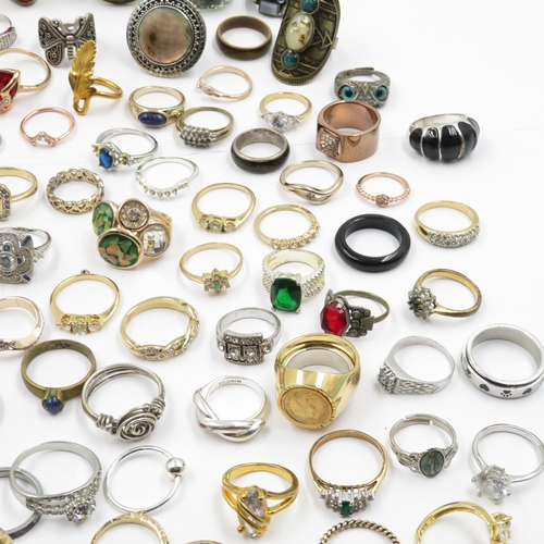 93 - Collection of fashion rings 570g