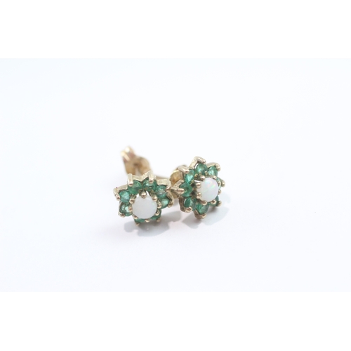 21 - 9ct gold emerald opal cluster ring (1g)