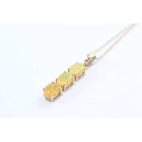 25 - 9ct gold opal pendant necklace (2.5g)