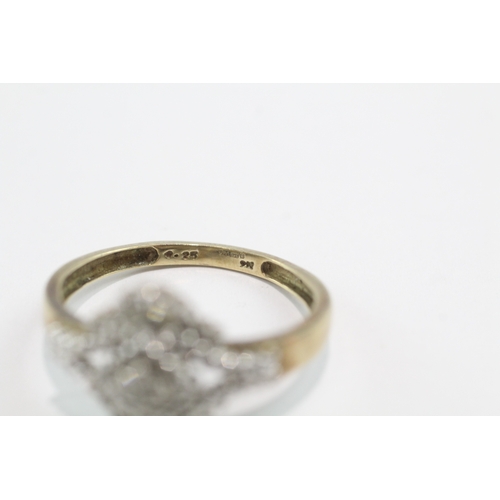 32 - 9ct gold baguette and round cut diamond ring (3.4g) Size V