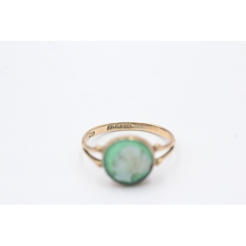 4 - 9ct gold green agate cameo ring (1.6g) Size M