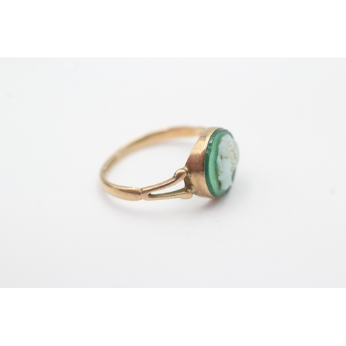4 - 9ct gold green agate cameo ring (1.6g) Size M
