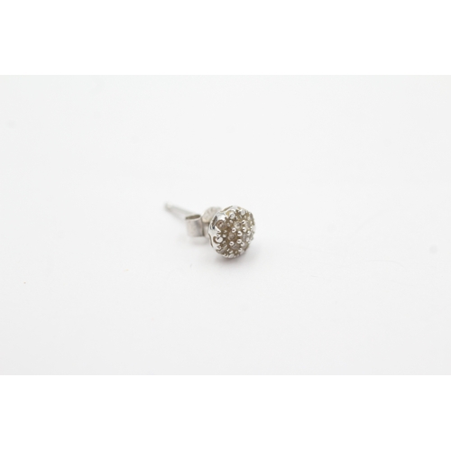 40 - 9ct white gold diamond cluster ring (0.9g)