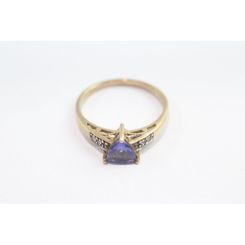 42 - 9ct gold tanzanite and white gemstone ring (1.8g) Size N