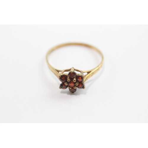 43 - 9ct gold garnet cluster ring (1.2g) Size N
