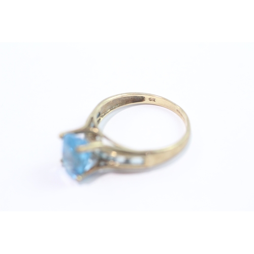 53 - 9ct gold blue topaz dress ring (3.2g) Size R
