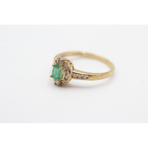 8 - 9ct gold emerald diamond cluster ring (2g) Size M