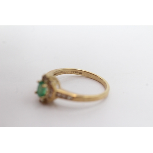 8 - 9ct gold emerald diamond cluster ring (2g) Size M