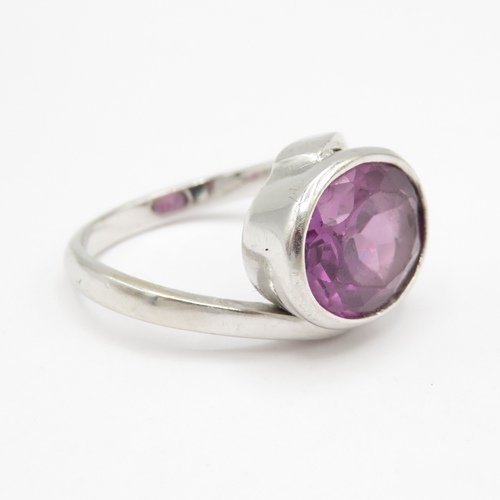 30 - 9ct white gold synthetic colour changing sapphire statement ring (5.3g) Size L 1/2