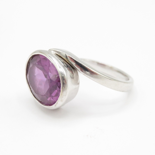 30 - 9ct white gold synthetic colour changing sapphire statement ring (5.3g) Size L 1/2