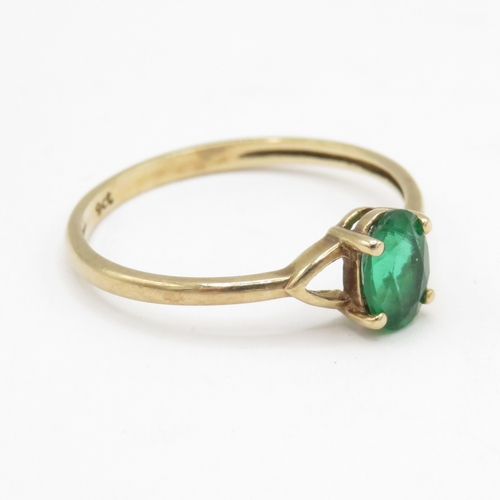 34 - 9ct gold emerald solitaire ring (0.9g) Size L