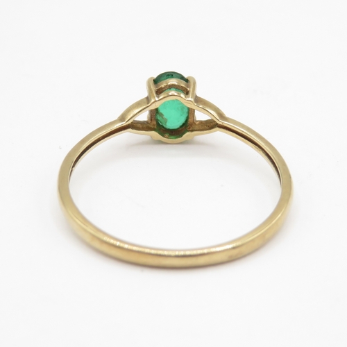 34 - 9ct gold emerald solitaire ring (0.9g) Size L