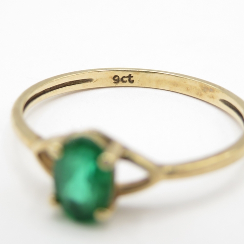 34 - 9ct gold emerald solitaire ring (0.9g) Size L
