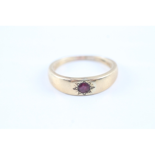 9ct gold star set ruby ring (4.1g) Size N