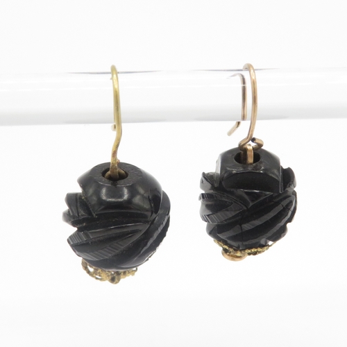 51 - 9ct gold carved jet hook earrings (2.5g)