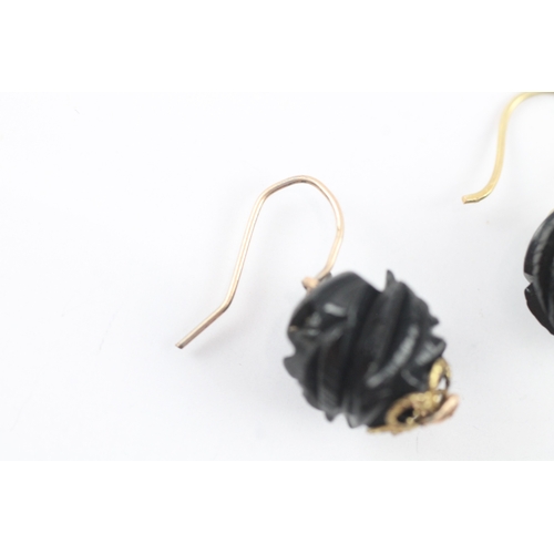 51 - 9ct gold carved jet hook earrings (2.5g)