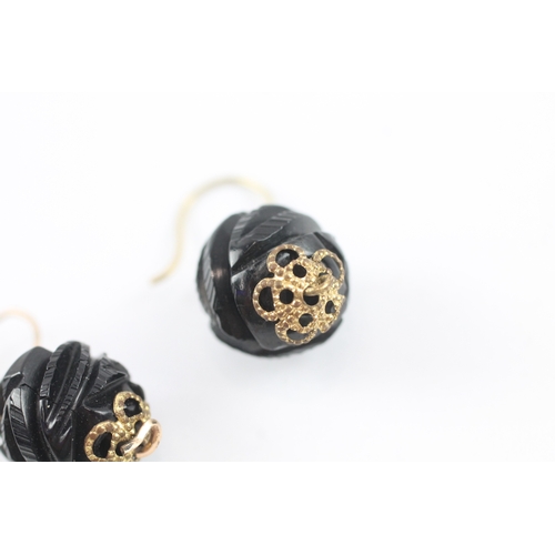 51 - 9ct gold carved jet hook earrings (2.5g)