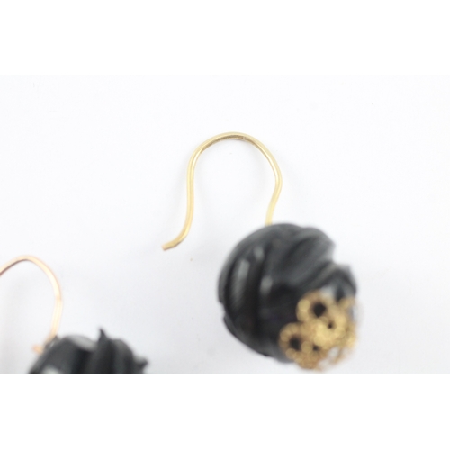 51 - 9ct gold carved jet hook earrings (2.5g)