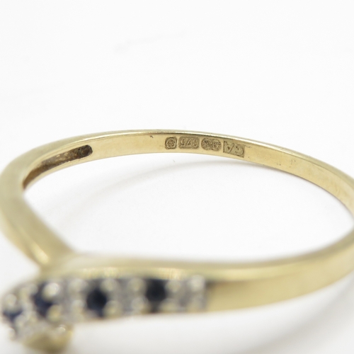 121 - 9ct gold sapphire and diamond curved band ring (1.7g) size T 1/2