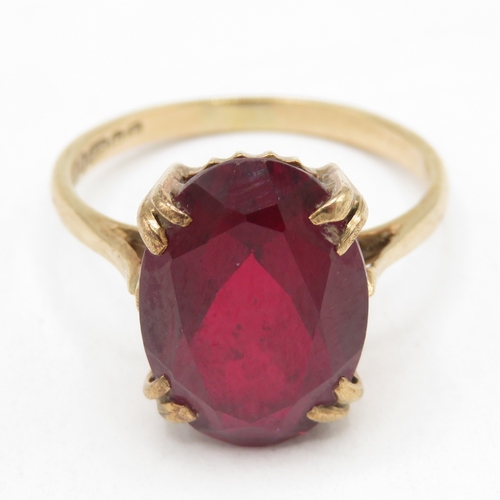 126 - 9ct gold large oval synthetic ruby ring (3.4g) size P