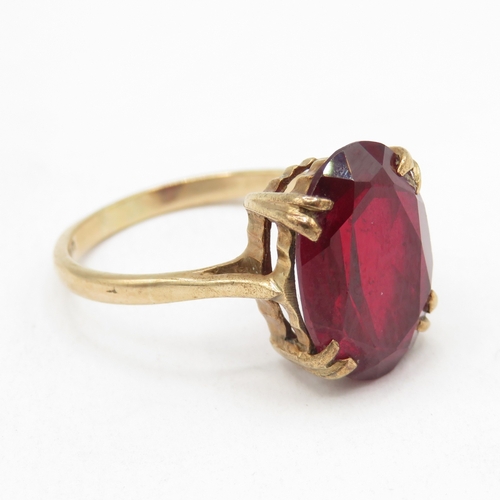 126 - 9ct gold large oval synthetic ruby ring (3.4g) size P